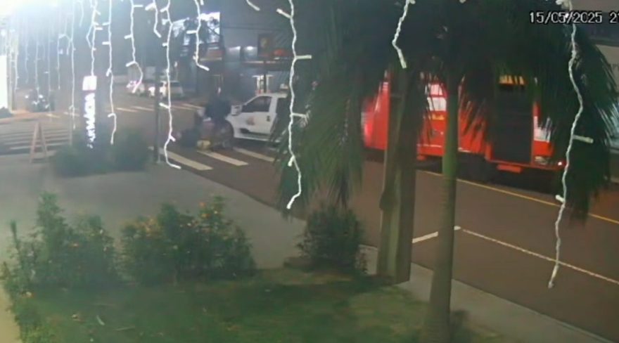 Câmera mostra forte colisão entre moto e caminhonete na Rua Manaus