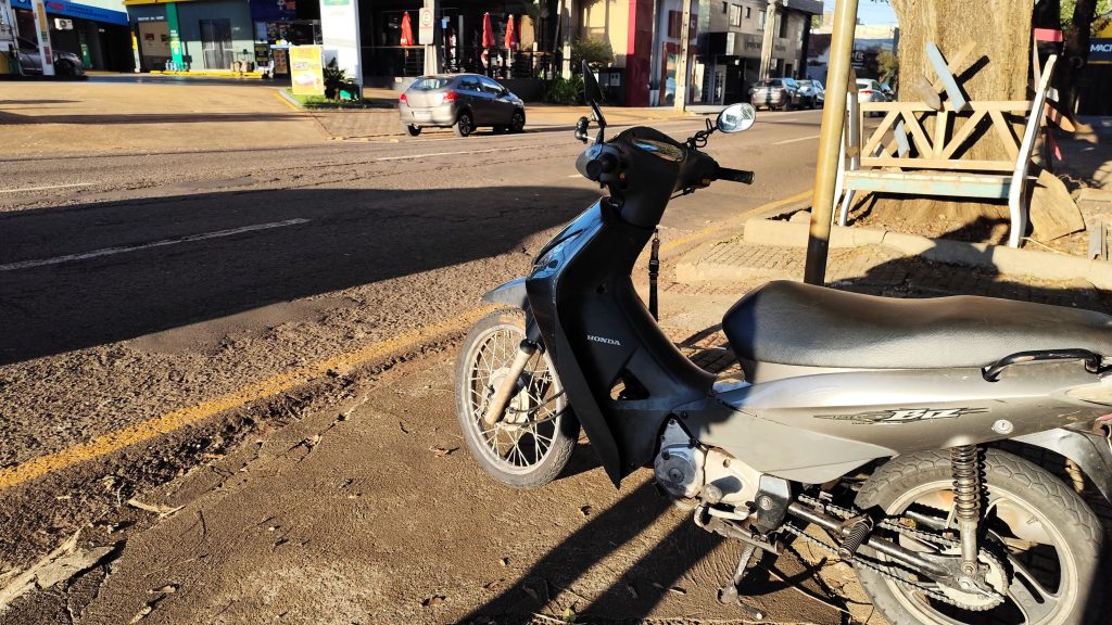 Biz e Onix se envolvem em colisão na Rua Vicente Machado, no Centro Biz e Onix se envolvem em colisão na Rua Vicente Machado, no Centro