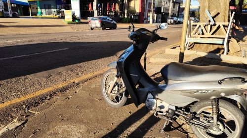 Biz e Onix se envolvem em colisão na Rua Vicente Machado, no Centro Imagem referente a Biz e Onix se envolvem em colisão na Rua Vicente Machado, no Centro