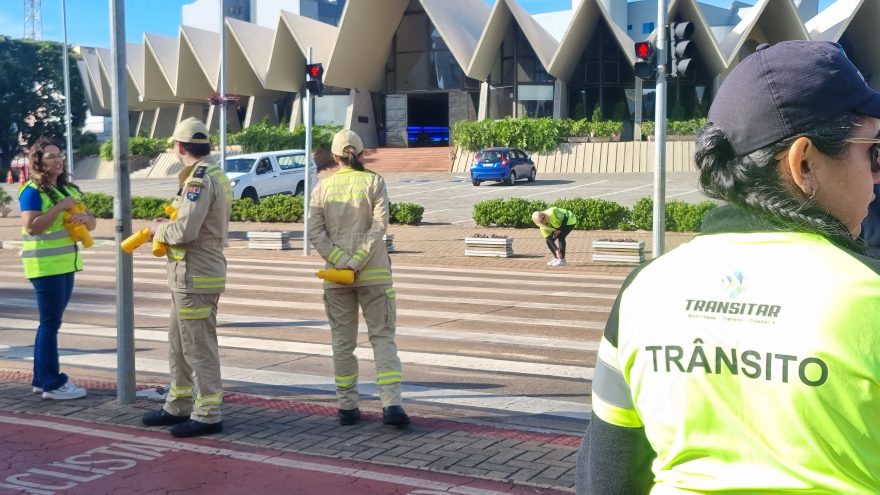 Pé na Faixa: Ação de conscientização com foco em pedestres é realizada no Centro de Cascavel