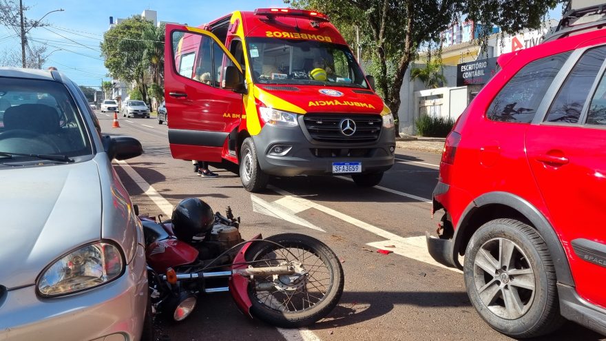Acidente entre três veículos deixa pessoa ferida no Centro de Cascavel
