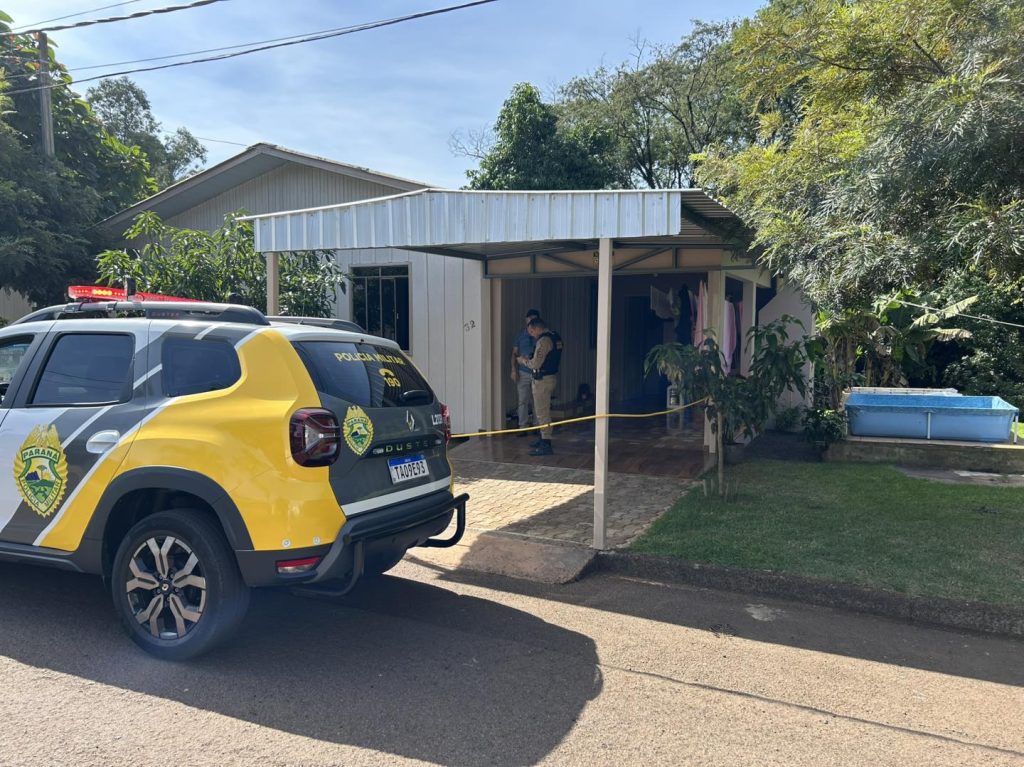 Marido mata esposa a facadas em residência e se entrega à polícia Marido mata esposa a facadas em residência e se entrega à polícia