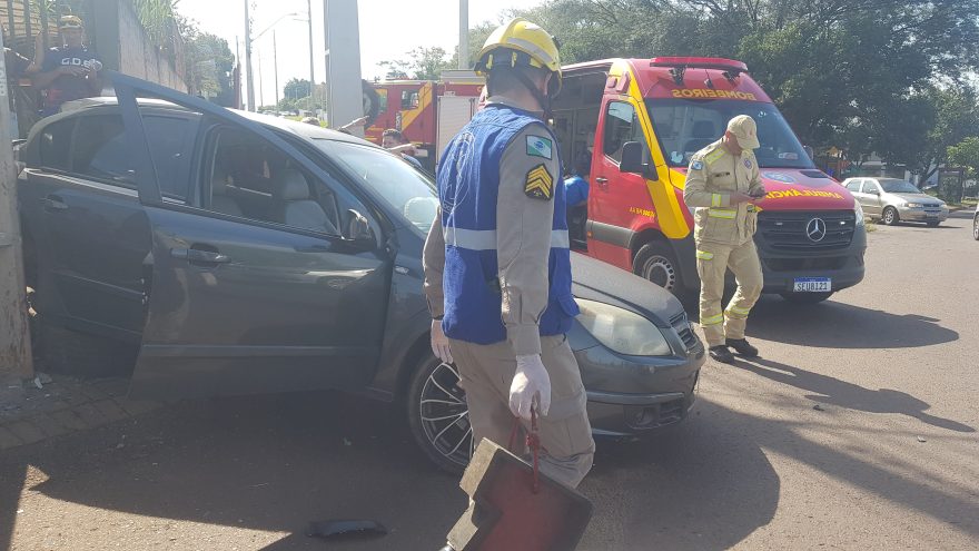 Forte colisão entre ônibus e Vectra mobiliza socorristas na Rua Adolfo Garcia
