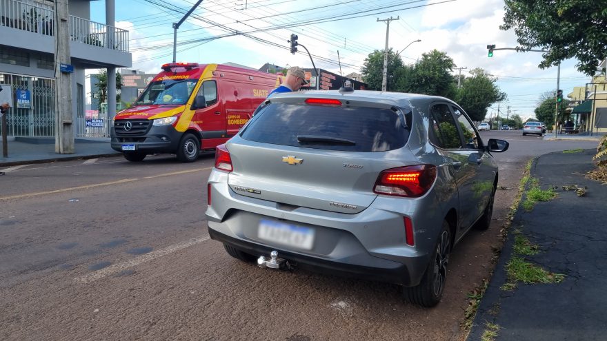 Menino de 14 anos tem lesão na cabeça após ser atropelado por carro na Rua Souza Naves