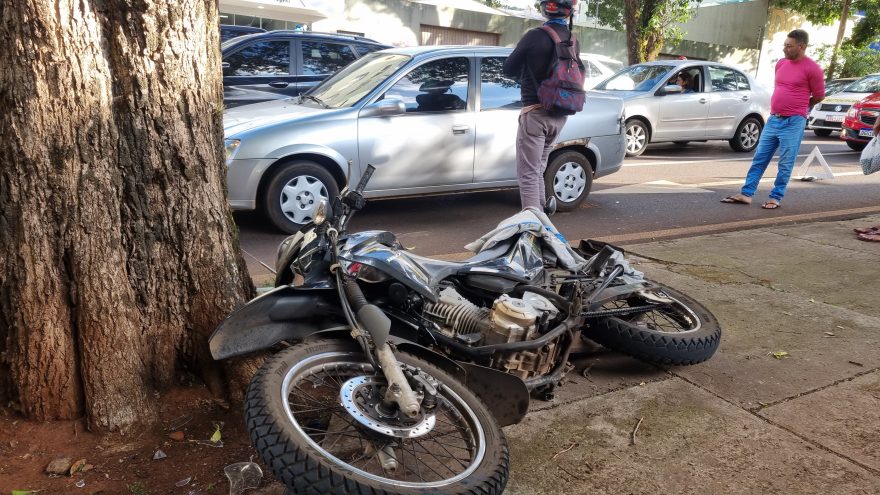 Motociclista é socorrido pelo Siate após acidente na Rua Recife