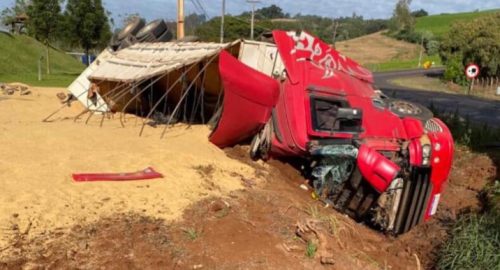 Motorista fica ferido após caminhão tombar na PR-566 Motorista fica ferido após caminhão tombar na PR-566