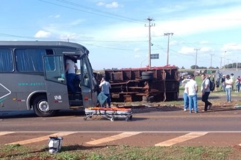 Grave acidente entre ônibus e caminhão mobiliza helicóptero e ambulâncias no trevo de Maripá Grave acidente entre ônibus e caminhão mobiliza helicóptero e ambulâncias no trevo de Maripá