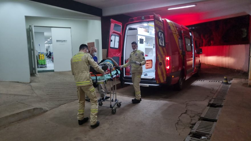 Idoso é socorrido após acidente com moto na Rua Rio da Paz
