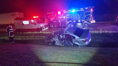 Forte batida entre carro e caminhão mobiliza grande aparato de socorro na BR-277 Imagem referente a Forte batida entre carro e caminhão mobiliza grande aparato de socorro na BR-277