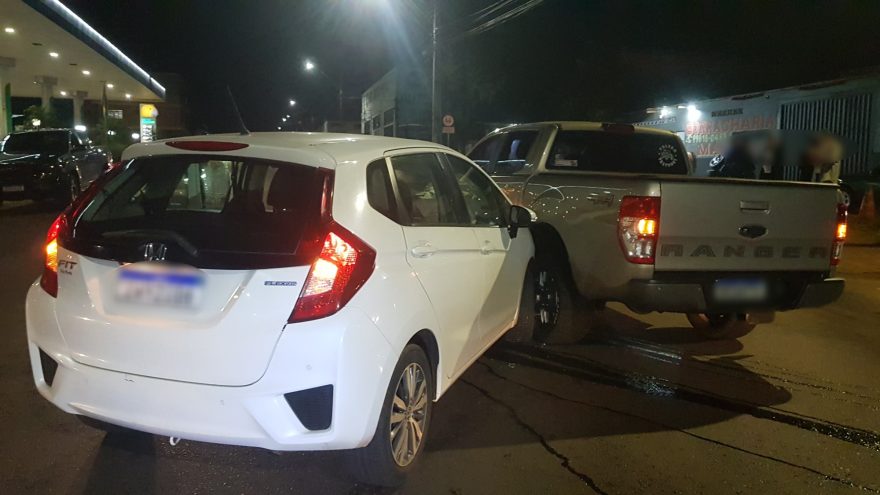 Ranger e Honda Fit batem em cruzamento no Bairro Claudete