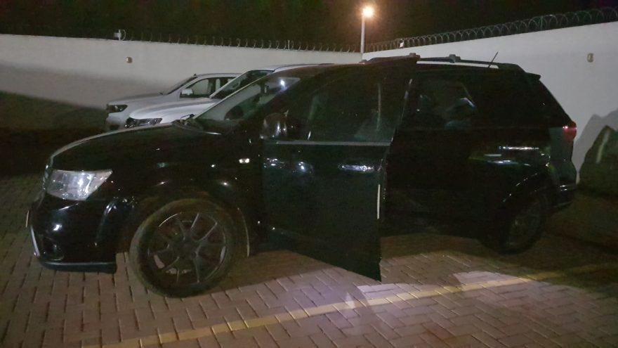 De quem é o carro? Dodge Journey com registro de furto é levado à delegacia; entenda o caso
