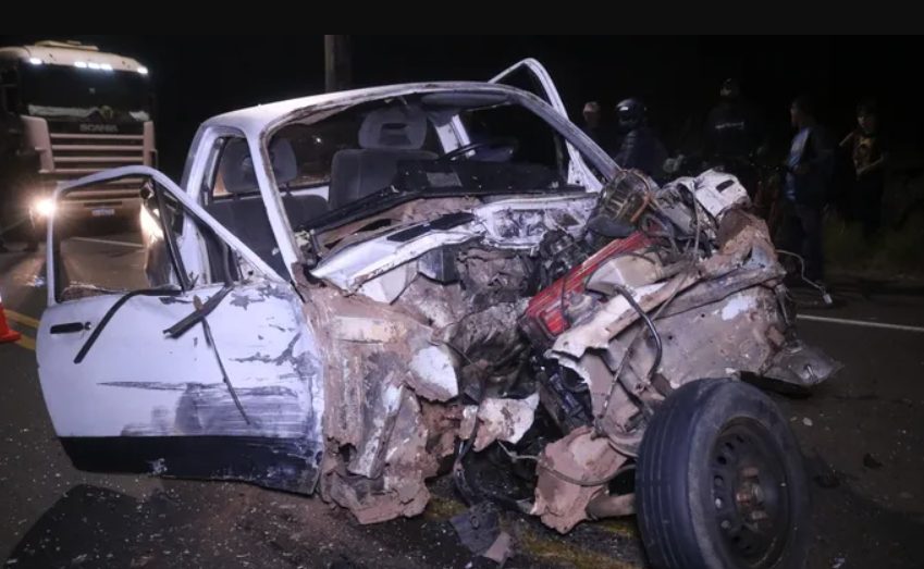 Grave acidente em Ponta Grossa envolve quatro veículos; veja as imagens Grave acidente em Ponta Grossa envolve quatro veículos; veja as imagens