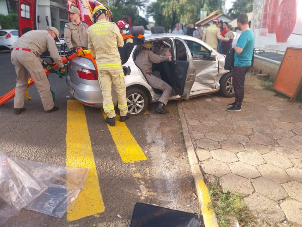 Mulher fica enclausurada após acidente entre carros em Francisco Beltrão Mulher fica enclausurada após acidente entre carros em Francisco Beltrão