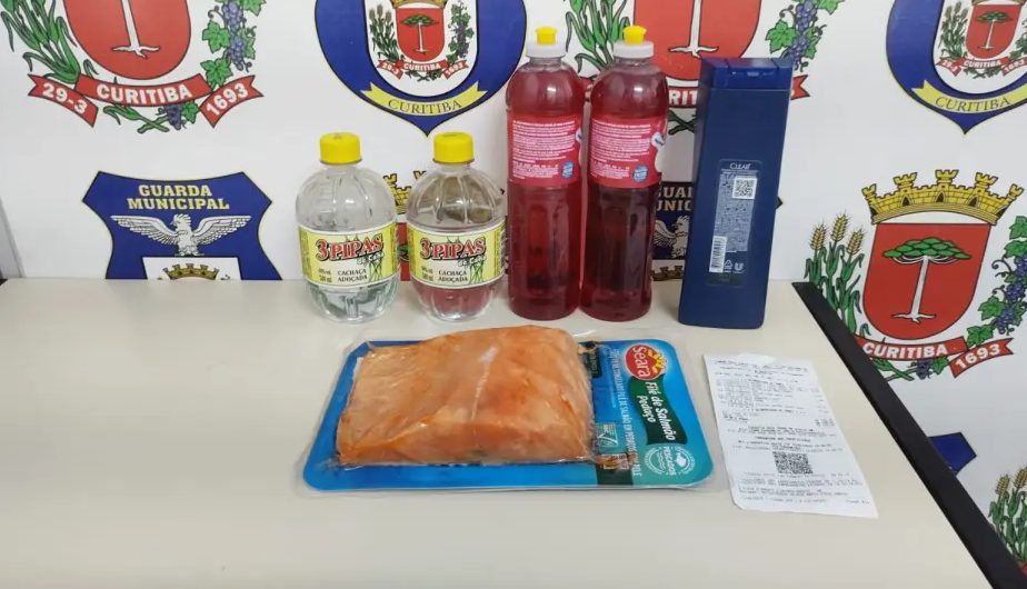 Homem é preso ao tentar furtar cachaça, detergente, shampoo e salmão Homem é preso ao tentar furtar cachaça, detergente, shampoo e salmão