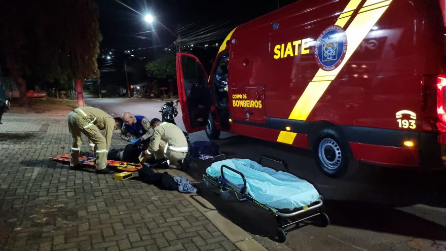 Motociclista sofre queda na Rua Pedro Bau e é socorrido pelo Siate