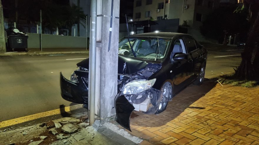 Corolla colide contra poste e interdita pista na Rua Minas Gerais