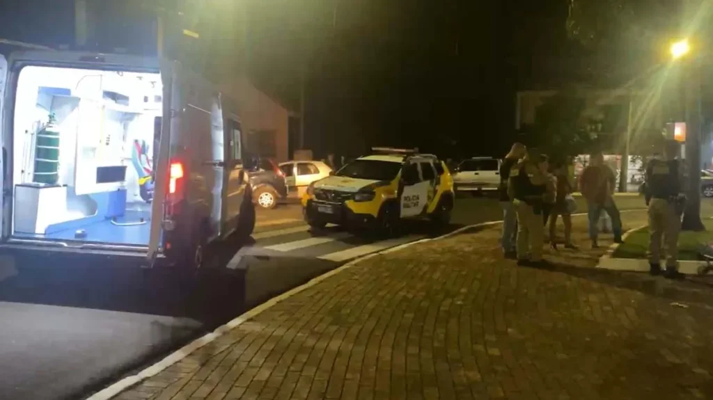 Homem é encontrado morto na praça da igreja no Jardim Alegre Homem é encontrado morto na praça da igreja no Jardim Alegre