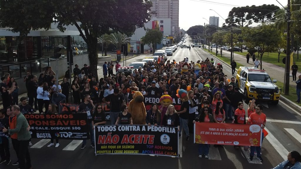Cascavel abraça a causa de “Todos Contra a Pedofilia” e faz caminhada de conscientização no Centro Cascavel abraça a causa de “Todos Contra a Pedofilia” e faz caminhada de conscientização no Centro