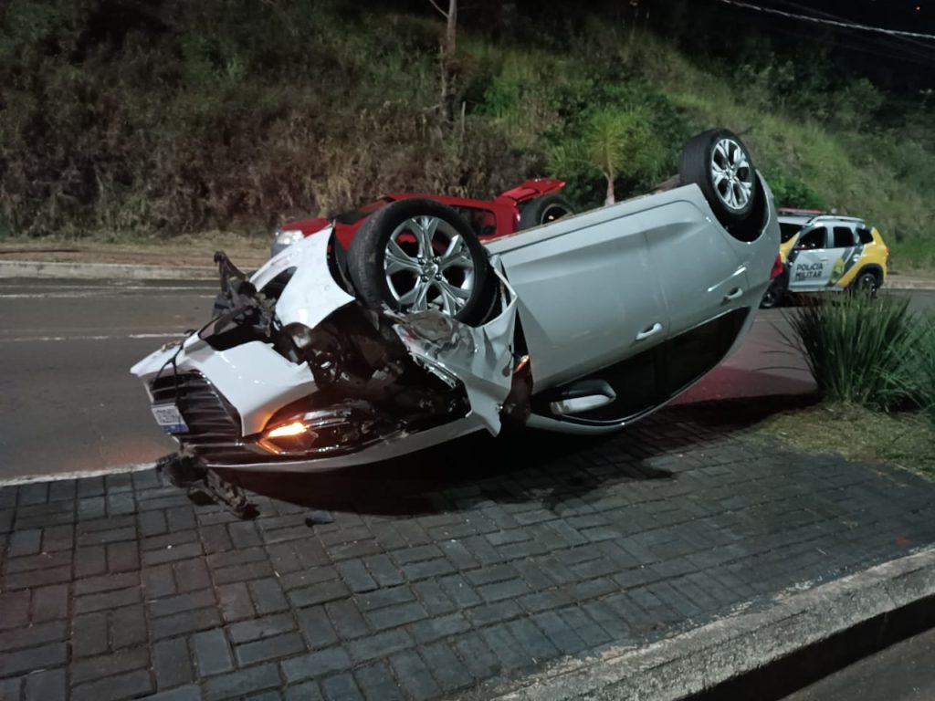 Acidente de trânsito causa capotamento em Francisco Beltrão: motorista recusa atendimento Acidente de trânsito causa capotamento em Francisco Beltrão: motorista recusa atendimento