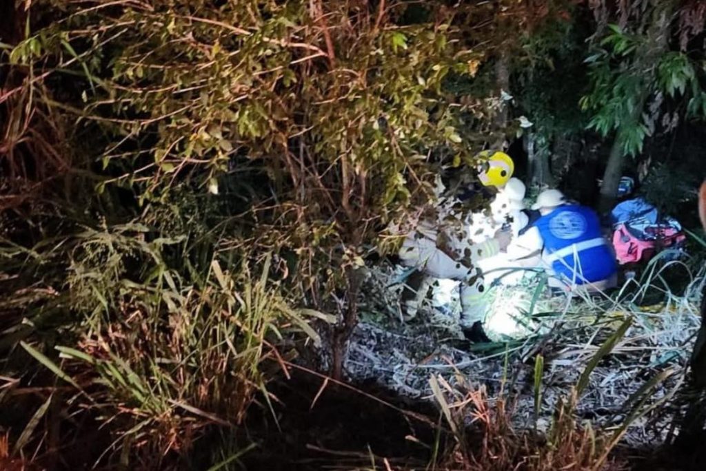 Motociclista é arremessado para fora da rodovia e motorista foge sem prestar socorro na BR-163 Motociclista é arremessado para fora da rodovia e motorista foge sem prestar socorro na BR-163