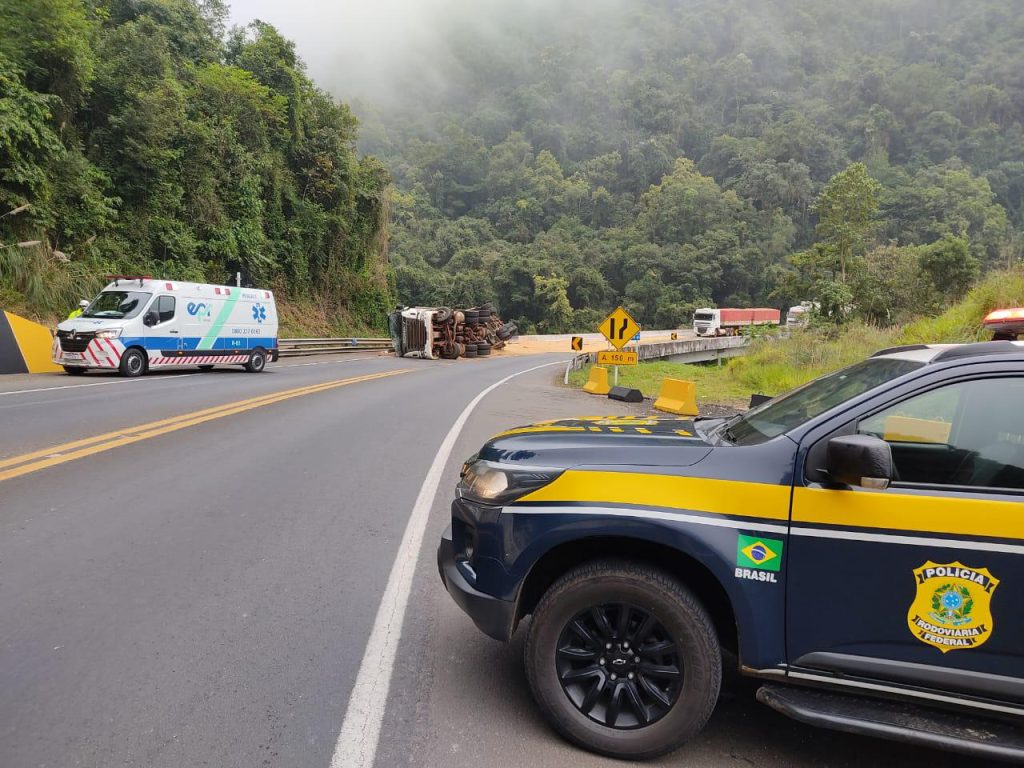 Tombamento de caminhão provoca interdição na rodovia BR-277 Tombamento de caminhão provoca interdição na rodovia BR-277