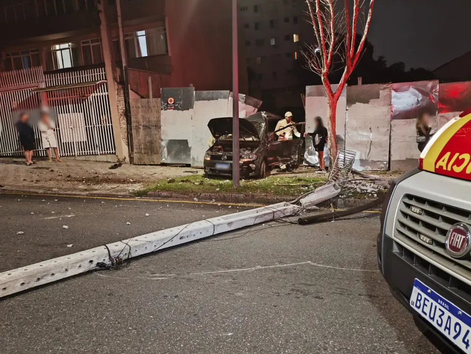 Motorista de 20 anos sobrevive a colisão contra postes e obra Motorista de 20 anos sobrevive a colisão contra postes e obra
