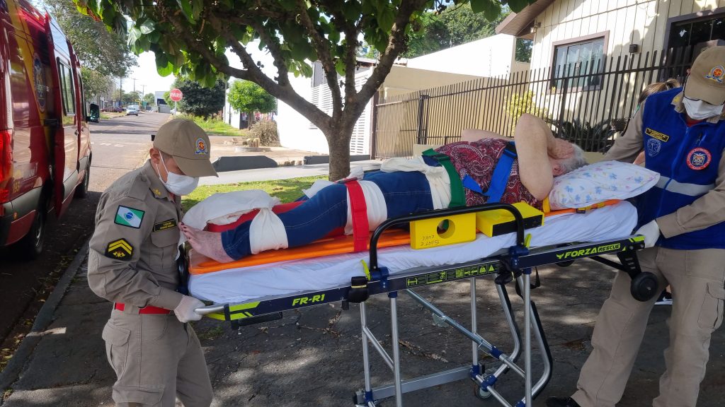 Idosa quebra a perna em acidente doméstico no Bairro Cataratas Idosa quebra a perna em acidente doméstico no Bairro Cataratas
