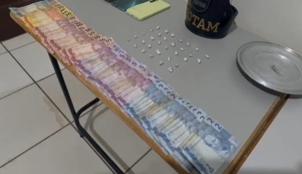 Adolescente é flagrado com 31 pedras de crack em quitinete no bairro Boa Esperança Adolescente é flagrado com 31 pedras de crack em quitinete no bairro Boa Esperança