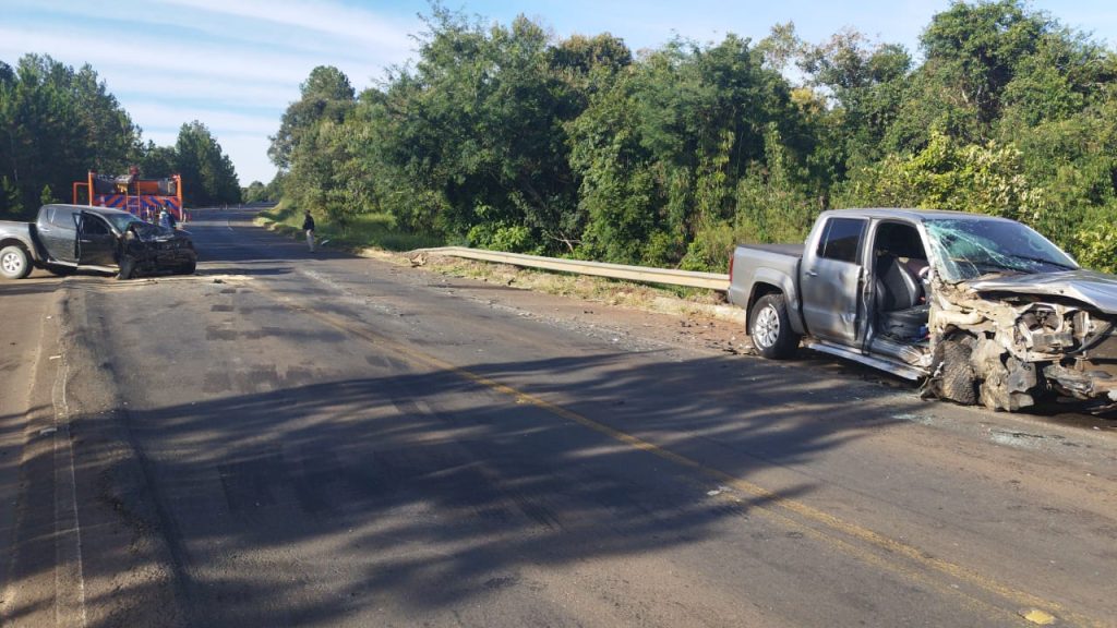 Colisão entre caminhonetes deixa três feridos na rodovia BR-153 Colisão entre caminhonetes deixa três feridos na rodovia BR-153
