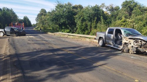 Colisão entre caminhonetes deixa três feridos na rodovia BR-153 Colisão entre caminhonetes deixa três feridos na rodovia BR-153