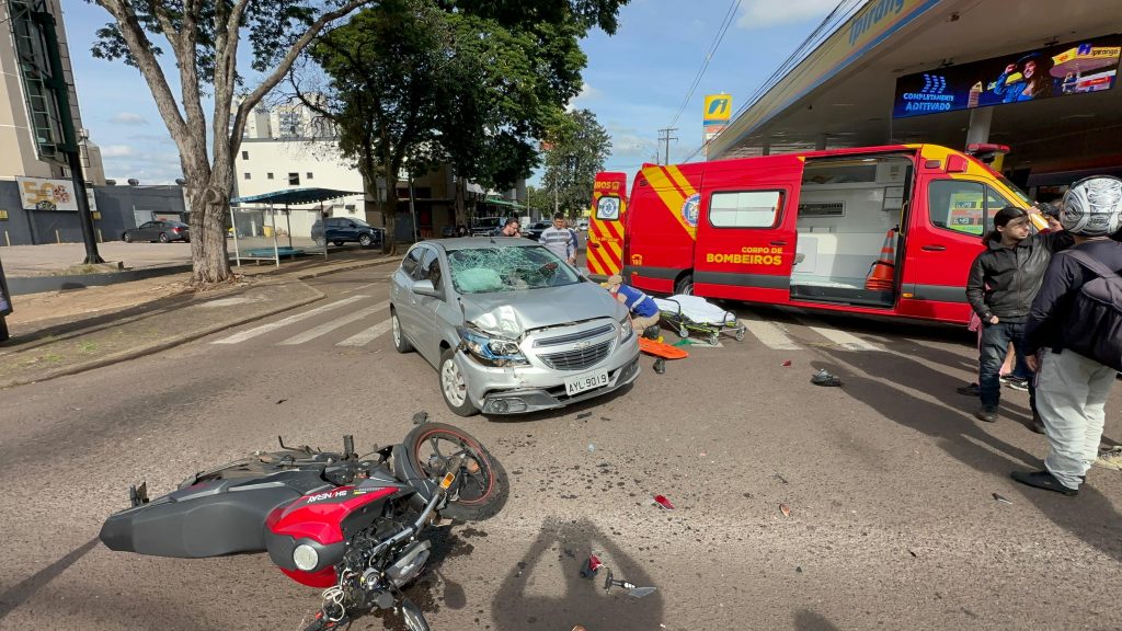 Forte colisão frontal entre carro e moto é registrada na Rua Riachuelo com Rua Paraná Forte colisão frontal entre carro e moto é registrada na Rua Riachuelo com Rua Paraná