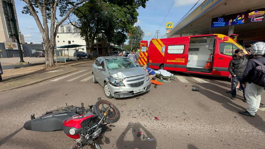 Forte colisão frontal entre carro e moto é registrada na Rua Riachuelo com Rua Paraná
