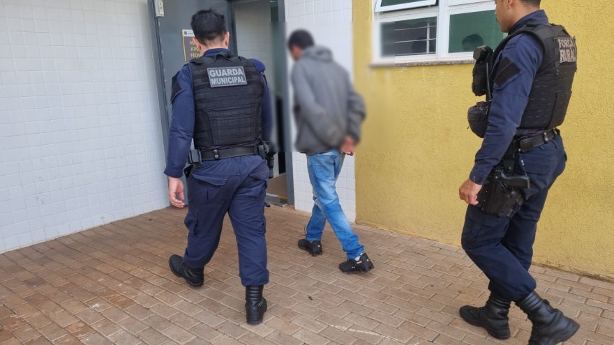 Homem causa tumulto e ameaça segurança de supermercado e acaba detido