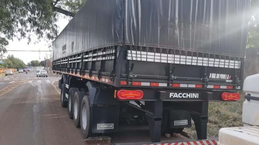 Reboque de caminhão roubado é recuperado pela PRF na BR-277