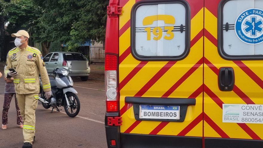 Motociclista fica ferida após colidir com bola e sofrer queda no Coqueiral