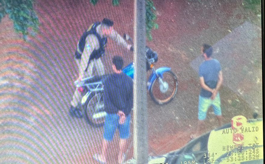Imagens aéreas do Falcão da PM registram abordagem a moto “cabrita” no Cascavel Velho