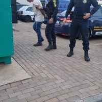 Imagem referente a Garçom, aqui... Homem é detido após briga em bar no Bairro São Cristóvão
