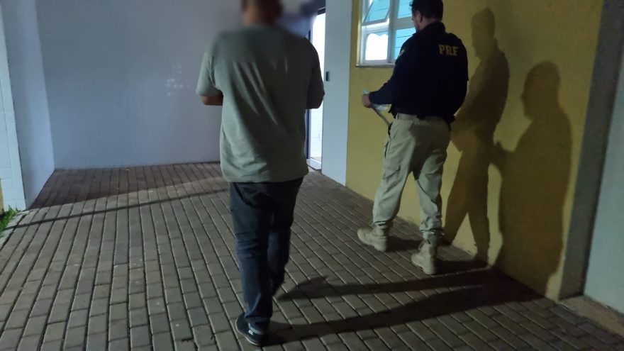 Homem é detido pela PRF em veículo furtado em Santa Catarina