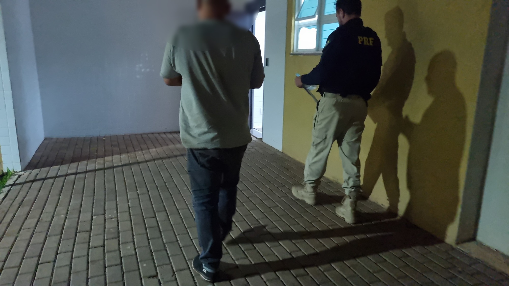 Homem é detido pela PRF em veículo furtado em Santa Catarina