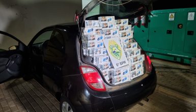 Imagem referente a Ford Ka 'baratinha' esconde 2.500 maços de cigarros contrabandeados em Cascavel