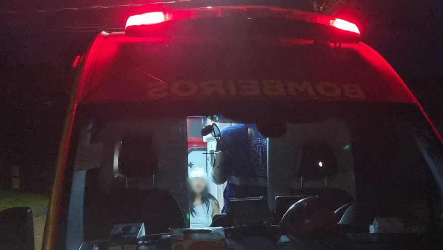 Jovem de 24 anos fere a cabeça ao cair na escada em residência