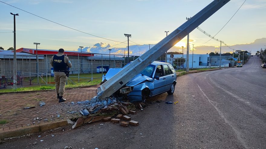Fiat Tipo destrói poste no Brasmadeira, em Cascavel