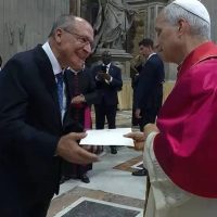 Imagem referente a Alckmin entrega ao Papa convite para visitar o Brasil durante a COP30