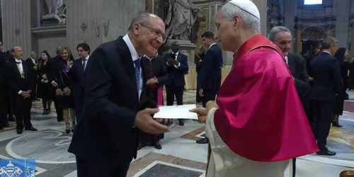 Alckmin entrega ao Papa convite para visitar o Brasil durante a COP30 Imagem referente a Alckmin entrega ao Papa convite para visitar o Brasil durante a COP30