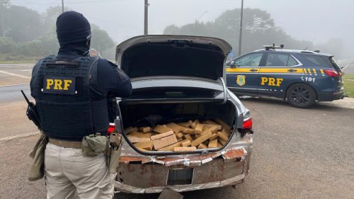 PRF apreende mais de 320 quilos de maconha e recupera veículo roubado em duas ocorrências em Guarapuava PRF apreende mais de 320 quilos de maconha e recupera veículo roubado em duas ocorrências em Guarapuava