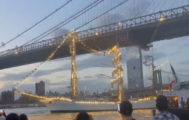 Veleiro mexicano colide com Ponte do Brooklyn em NY; duas pessoas morrem