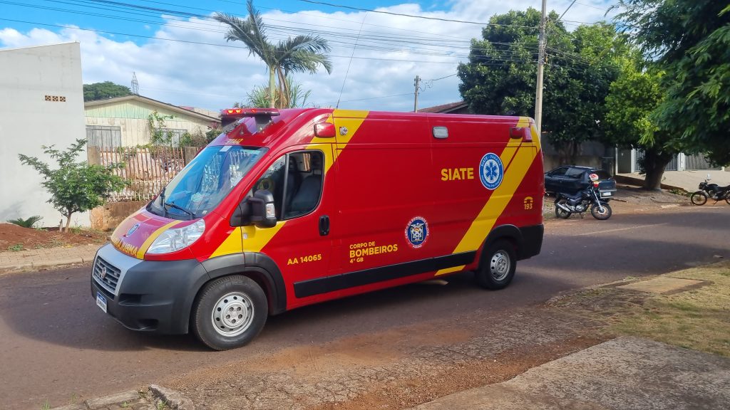 Ao desviar de cão, motociclista sofre queda no Bairro Santa Felicidade Ao desviar de cão, motociclista sofre queda no Bairro Santa Felicidade