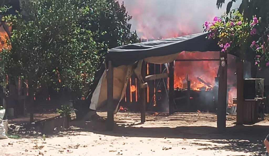Casa é consumida por incêndio em chácara às margens da BR-163 Casa é consumida por incêndio em chácara às margens da BR-163