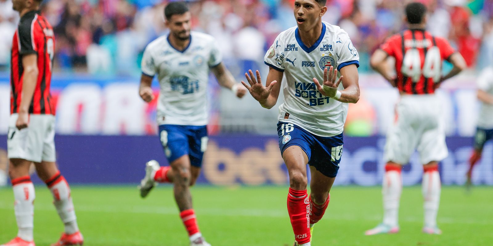 Corinthians e Bahia vencem em rodada de clássicos pelo Brasileirão Corinthians e Bahia vencem em rodada de clássicos pelo Brasileirão