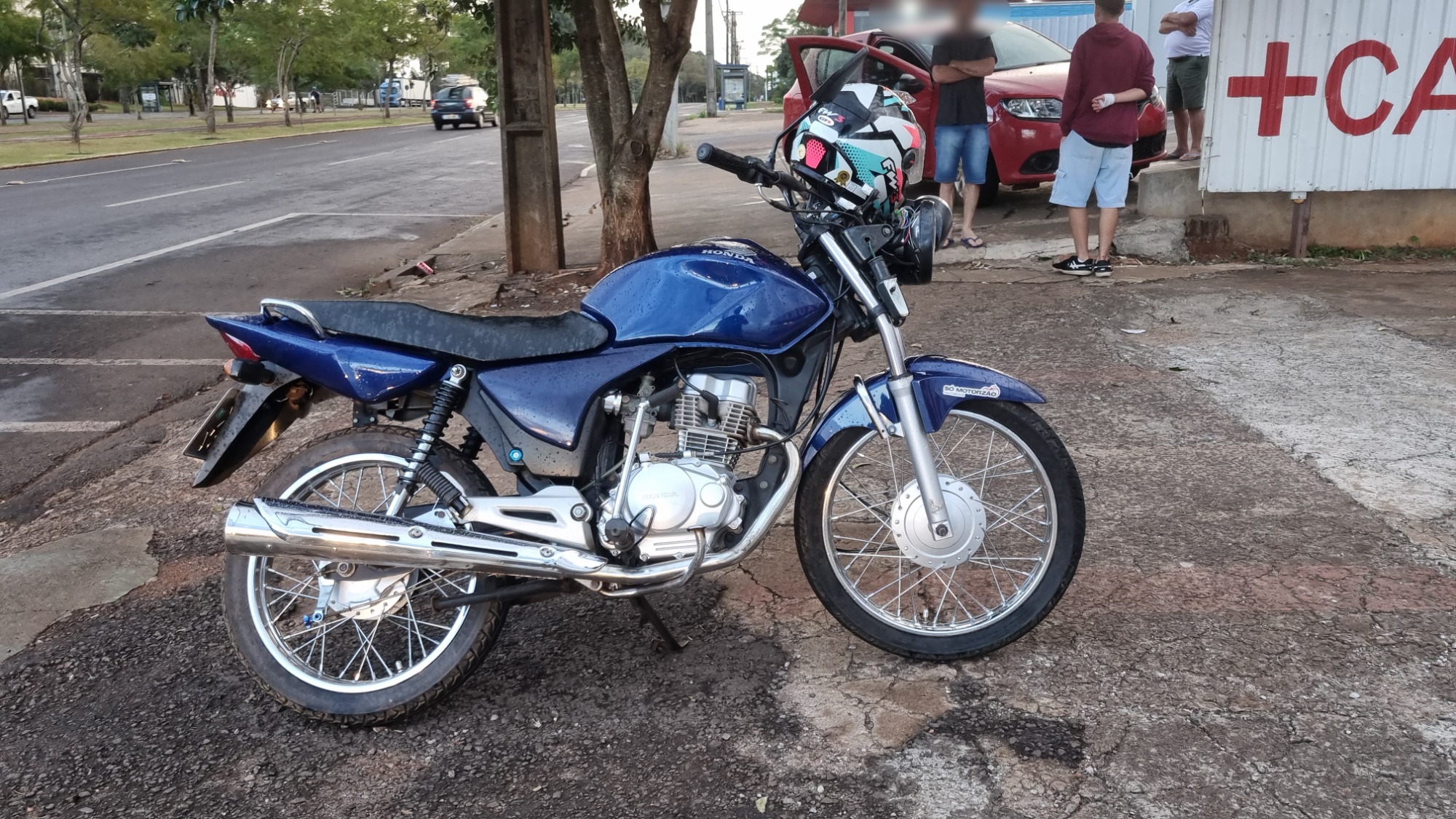 Acidente entre carro e moto na Avenida Brasil deixa jovem ferido
